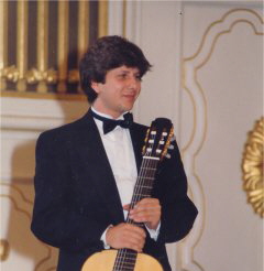 I concerti in AUSTRIA, il chitarrista italiano prova una chitarra del liutaio Gioacchino Giussani (ITALIA) , suonando musiche del repertorio classico-romantico